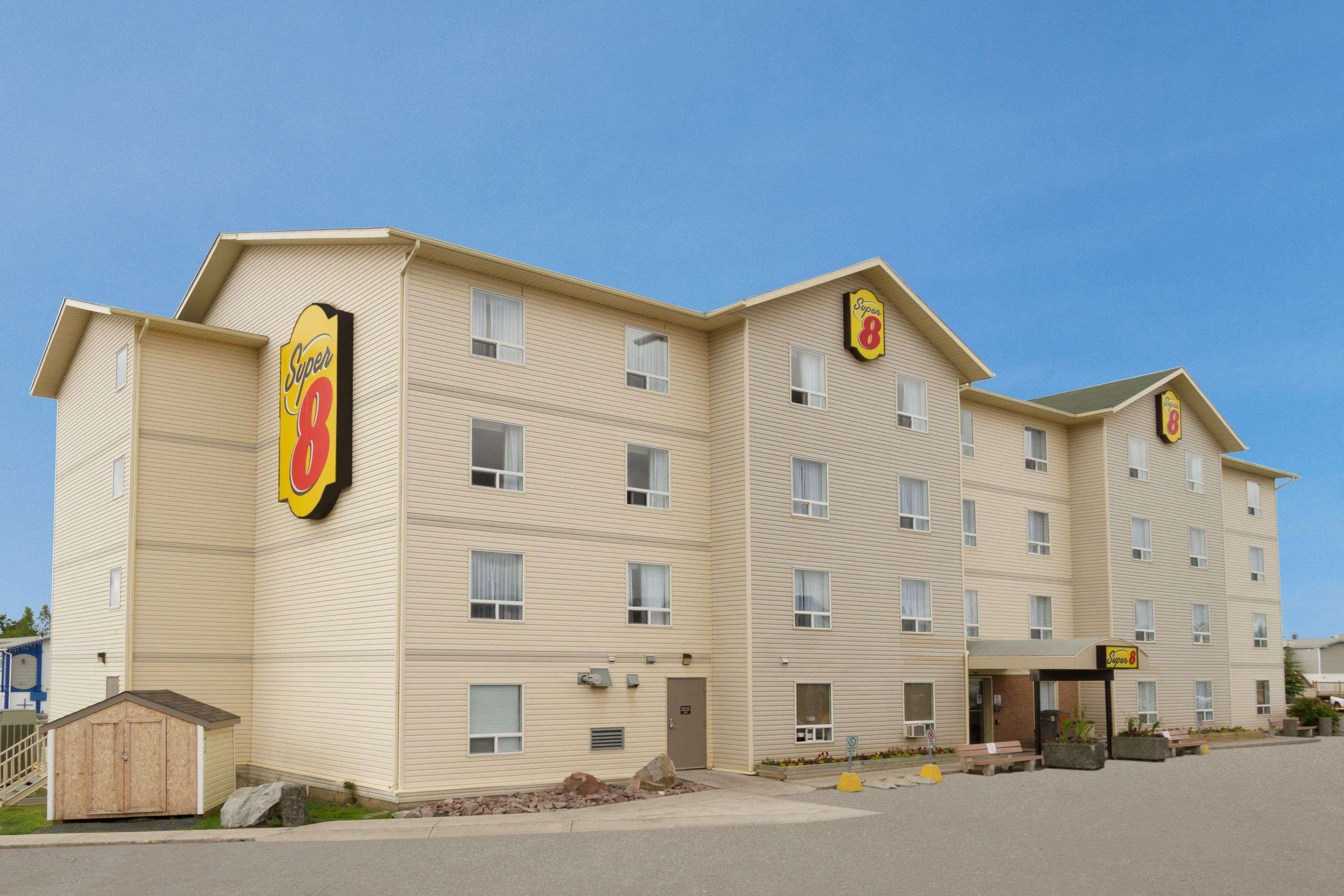 Hotel Super 8 By Wyndham Yellowknife Exterior foto